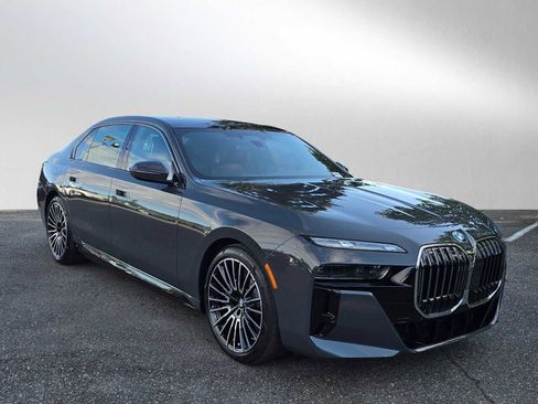 Used 2025 BMW 750e xDrive w/ Executive Package image 7