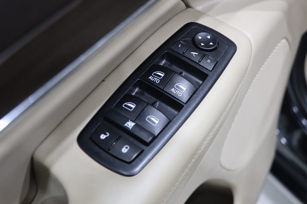 Used 2017 Jeep Grand Cherokee Overland w/ Jeep Active Safety Group AWD/4WD image 19