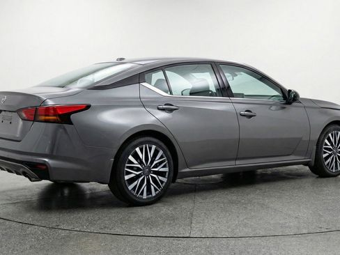 Used 2025 Nissan Altima 2.5 SV FWD image 9