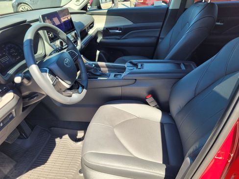 Used 2025 Toyota Grand Highlander AWD image 20