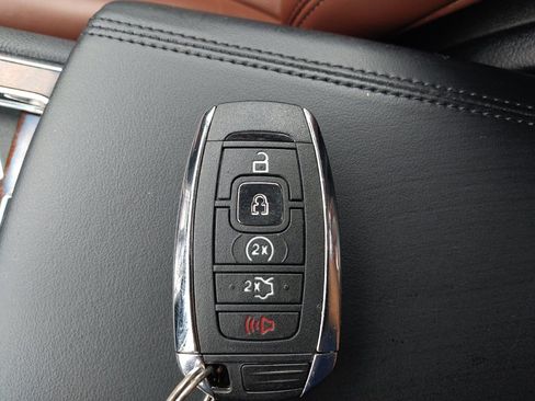 Used 2018 Lincoln Continental Reserve w/ Rear-seat Package FWD image 32