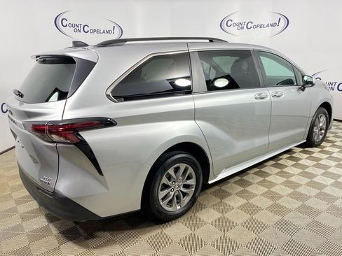 Used 2024 Toyota Sienna XLE image 8