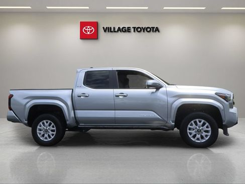 Certified 2025 Toyota Tacoma SR5 AWD/4WD image 6