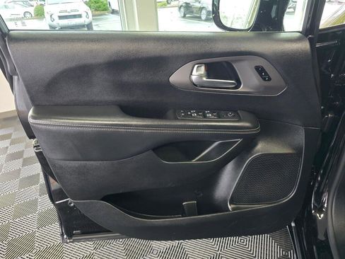 Used 2025 Chrysler Pacifica Select image 19