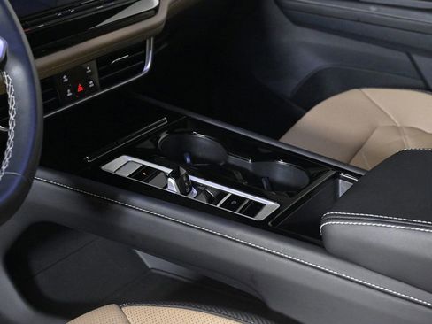 Used 2025 Volkswagen Atlas Cross Sport SE w/ Panoramic Sunroof Package image 19