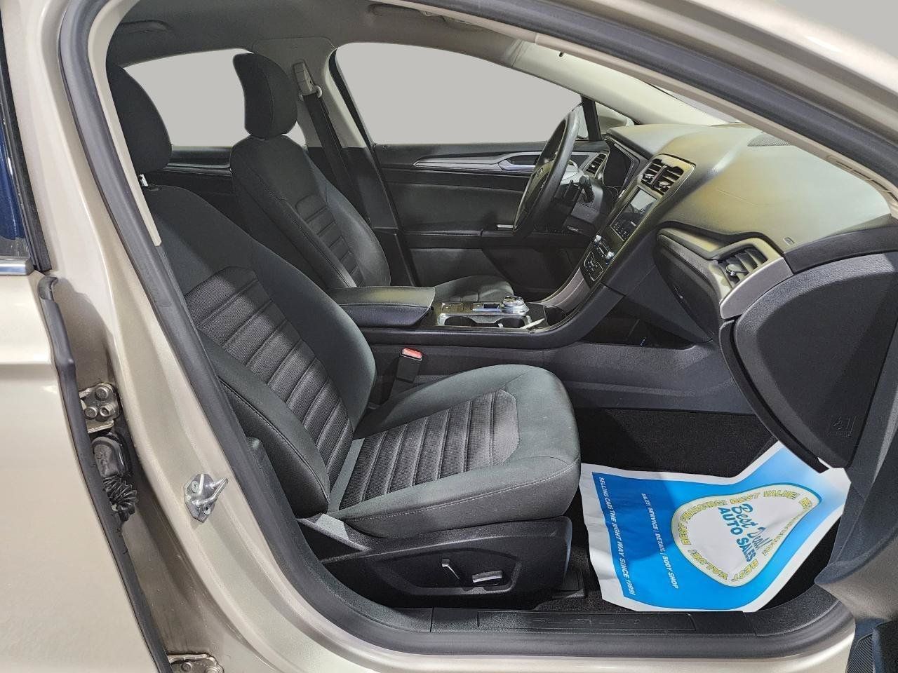 Used 2017 Ford Fusion SE w/ Fusion SE Technology Package FWD image 24