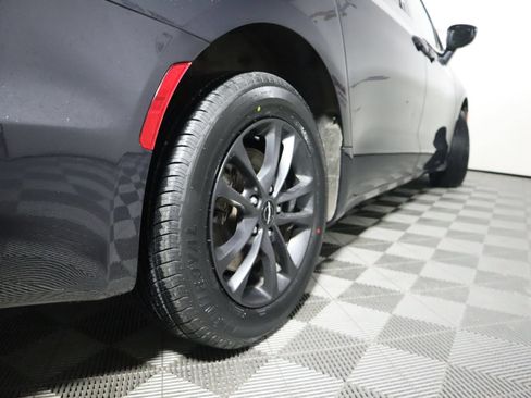 Used 2020 Chrysler Pacifica Touring-L AWD/4WD image 8