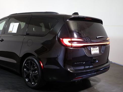 Used 2025 Chrysler Pacifica Limited FWD image 11