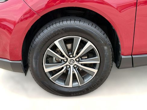 Used 2022 Toyota Venza LE AWD/4WD image 12