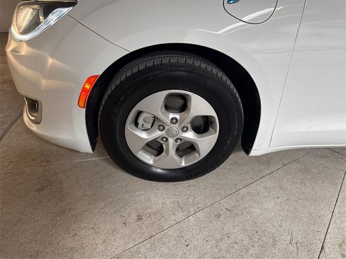 Used 2018 Chrysler Pacifica Touring Plus image 30