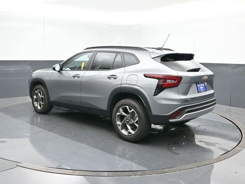 Used 2025 Chevrolet Trax LT w/ LT Convenience Package image 4