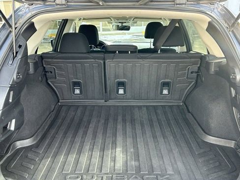Used 2017 Subaru Outback 2.5i Premium image 11