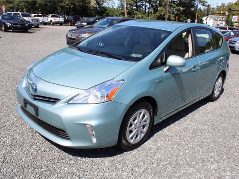 Used 2014 Toyota Prius V Three image 2
