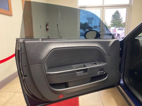 Used 2014 Dodge Challenger SXT image 10
