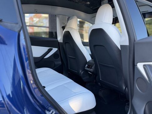 Used 2022 Tesla Model Y Long Range image 37