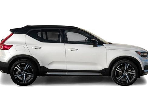 Used 2021 Volvo XC40 T4 R-Design image 7