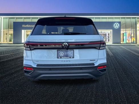 Certified 2025 Volkswagen Taos SE image 5