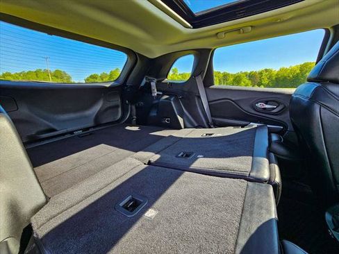 Certified 2022 Jeep Cherokee Latitude w/ Sun & Sound Group AWD/4WD image 38