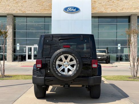 Used 2016 Jeep Wrangler Unlimited Sahara w/ Connectivity Group AWD/4WD image 23