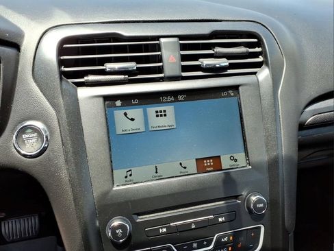 Used 2018 Ford Fusion SE w/ Equipment Group 201A FWD image 16