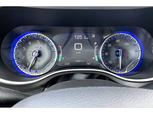 Used 2024 Chrysler Pacifica Touring-L FWD image 22