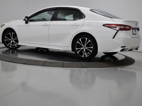 Used 2018 Toyota Camry SE FWD image 6