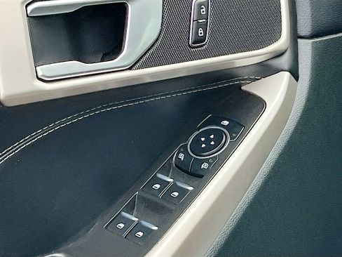 Used 2023 Ford Explorer XLT image 17