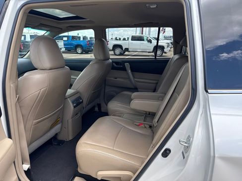 Used 2011 Toyota Highlander SE w/ Tow Pkg FWD image 8
