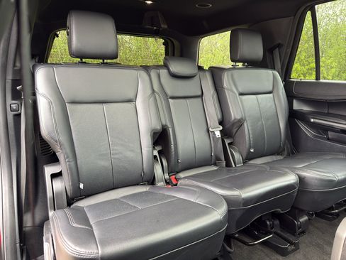 Used 2019 Ford Expedition XLT w/ Equipment Group 202A AWD/4WD image 29