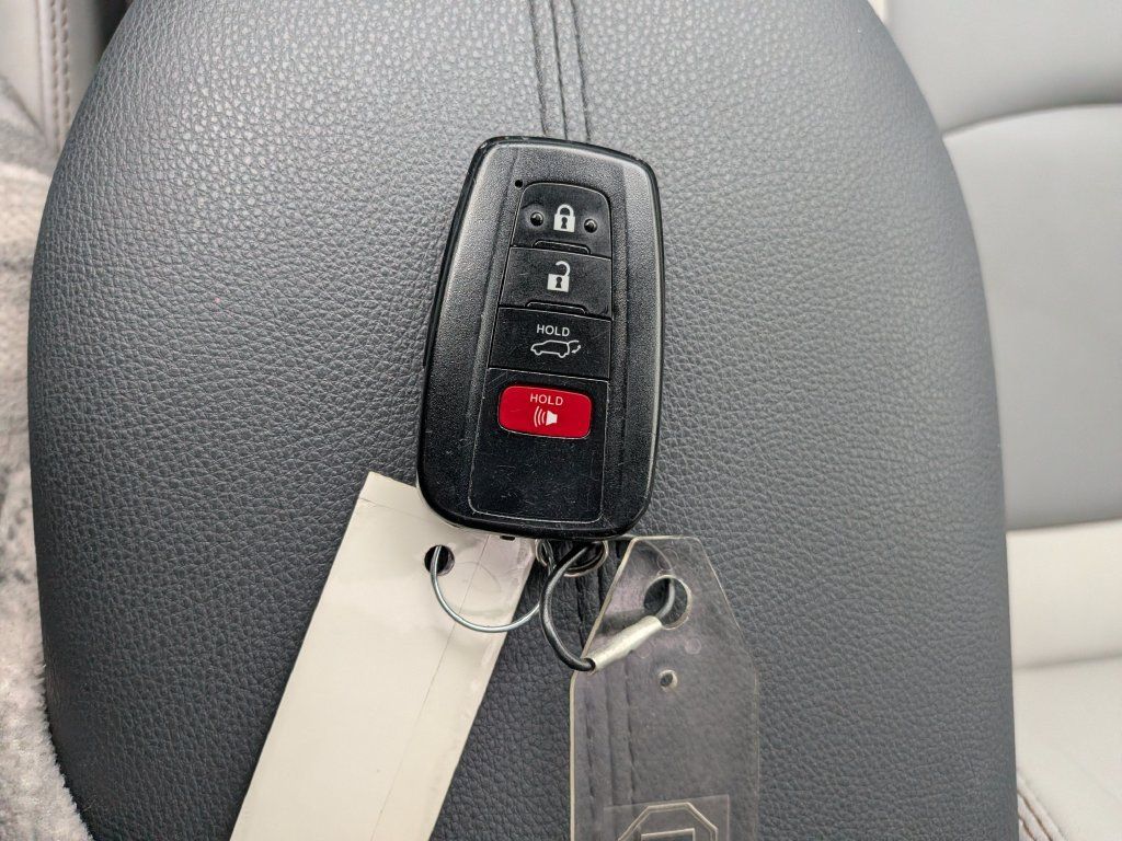 Used 2021 Toyota RAV4 XLE Premium AWD/4WD image 32
