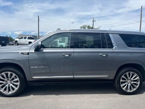 Used 2022 GMC Yukon XL Denali w/ Denali Premium Package AWD/4WD image 5