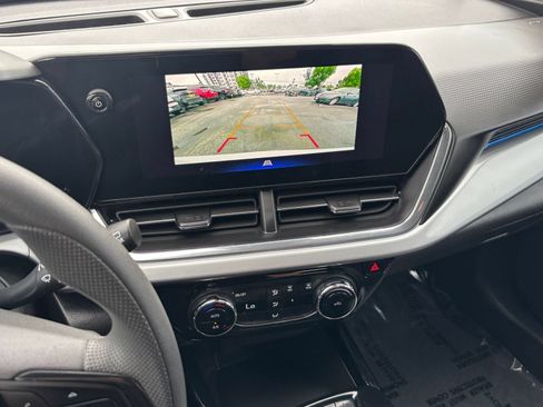 Used 2025 Chevrolet Trax LT FWD image 24
