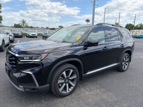 Used 2024 Honda Pilot Touring image 3