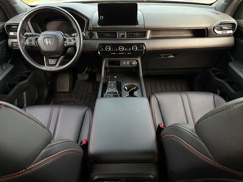 Used 2025 Honda Pilot TrailSport image 6