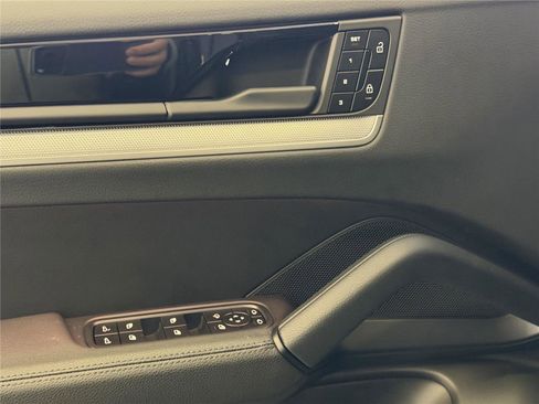 Certified 2025 Porsche Cayenne Coupe image 14