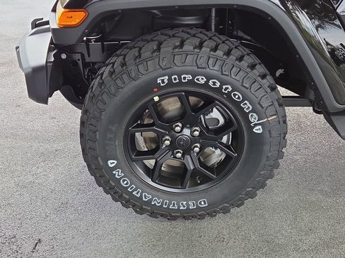 New 2025 Jeep Gladiator High Tide image 11