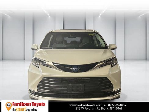 Used 2024 Toyota Sienna Limited AWD/4WD image 2