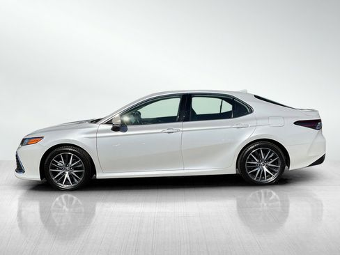 Used 2022 Toyota Camry XLE w/ Cold Weather Package FWD image 2