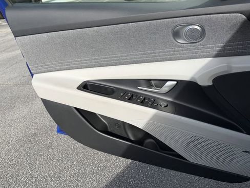 Used 2025 Hyundai Elantra Limited FWD image 17