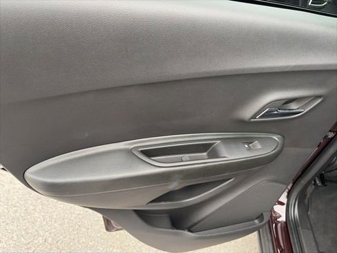 Used 2022 Chevrolet Trax LT w/ LT Convenience Package image 12