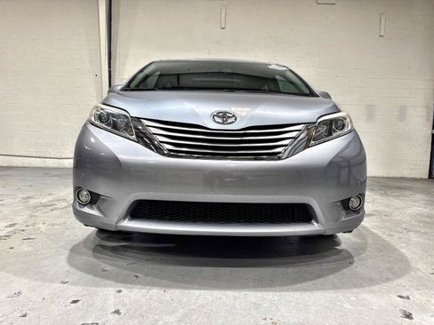 Used 2017 Toyota Sienna Limited FWD image 12