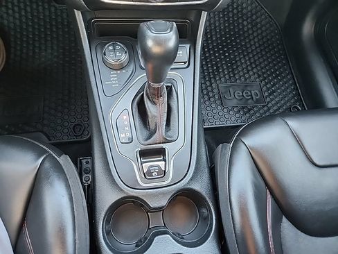 Used 2022 Jeep Cherokee Trailhawk w/ Comfort/Convenience Group AWD/4WD image 24