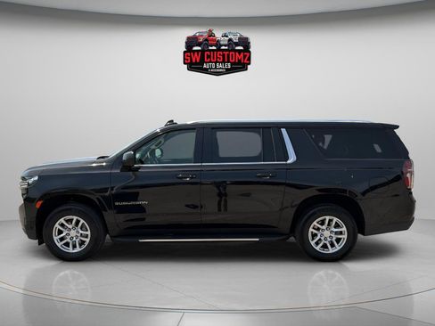 Used 2024 Chevrolet Suburban LT RWD image 2