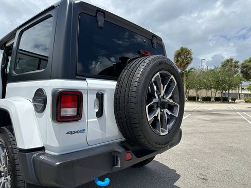 Used 2024 Jeep Wrangler Unlimited AWD/4WD image 36