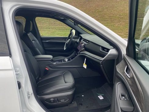 New 2025 Jeep Grand Cherokee Limited image 30