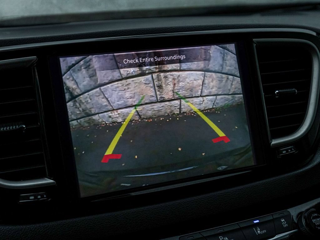 Used 2025 Chrysler Pacifica Select FWD image 19