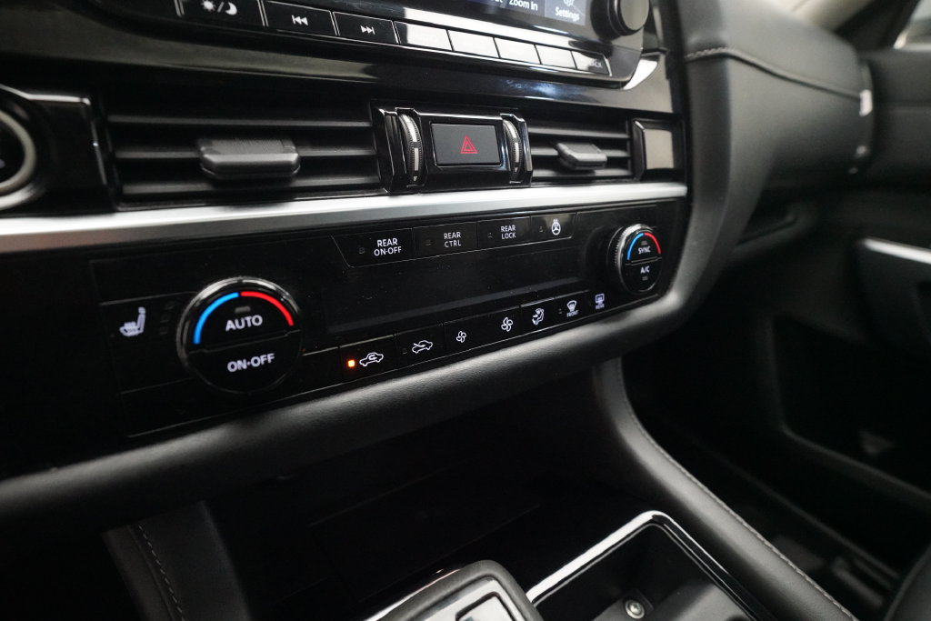 Used 2022 Nissan Pathfinder SL AWD/4WD image 21