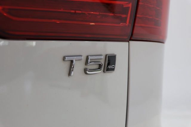 Used 2018 Volvo XC60 T5 Momentum w/ Vision Package AWD/4WD image 9