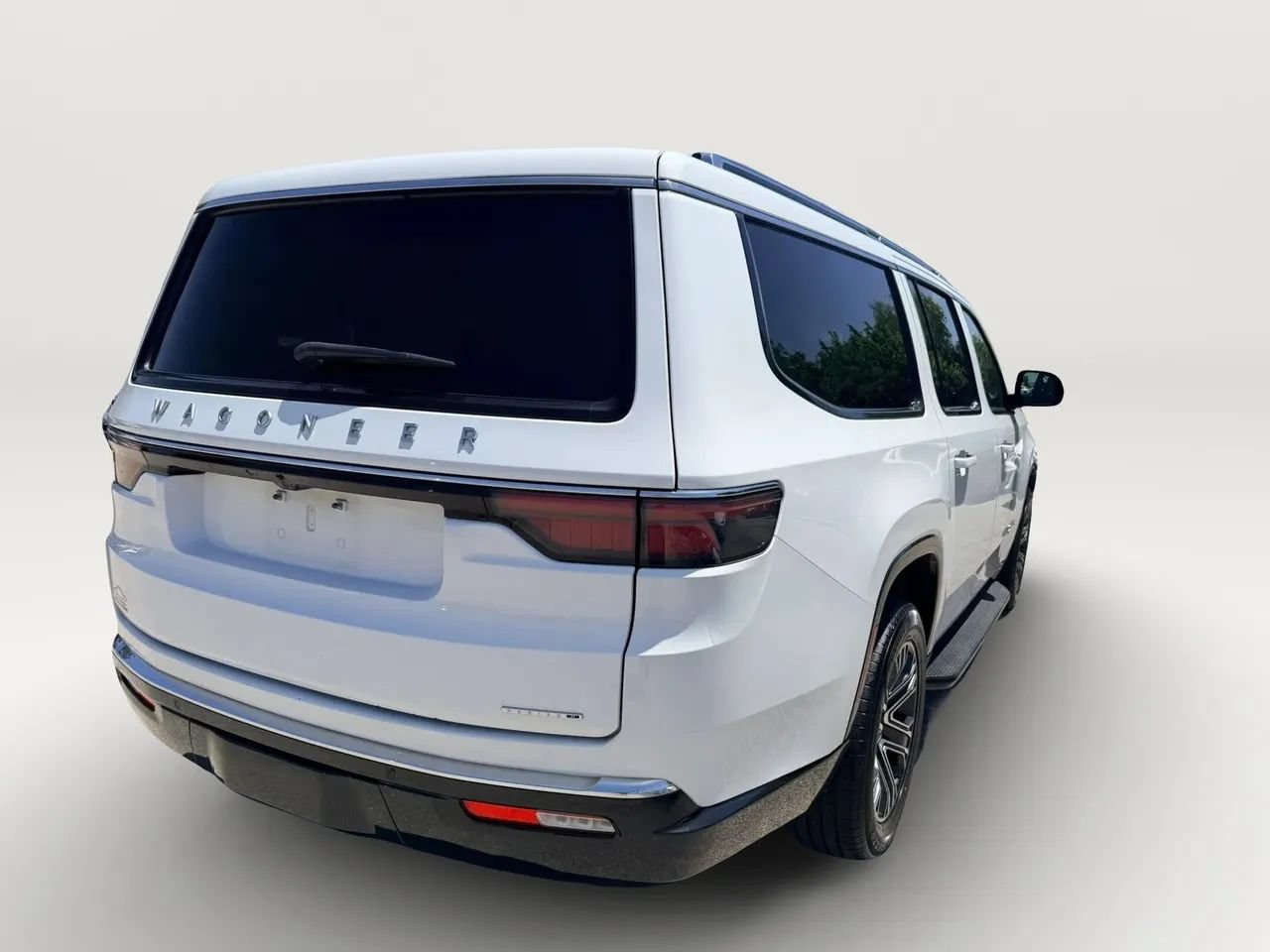 Used 2024 Jeep Wagoneer L Series II RWD image 5