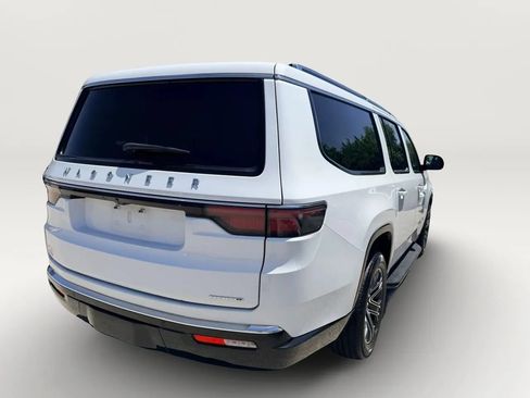 Used 2024 Jeep Wagoneer L Series II RWD image 5